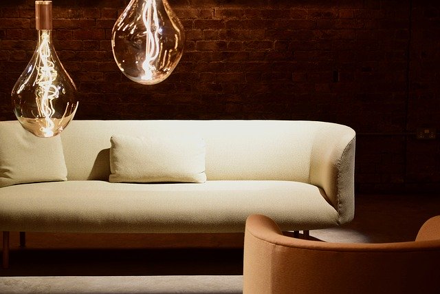 Interiér, gauč, sedačka a žiarovky.jpg